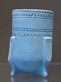 Copa trípode de azul egipcio imitando al lapislázuli. Sur de Mesopotamia. (1399-1200 a.C.)