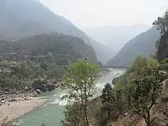 Trisuli: mirando río abajo desde Mugling con un puente que cruza el río (Katmandú-Pokhara)