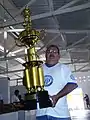 Trofeo ganado por el Comercial Atlético Clube como campeón piauiense de 2010 expuesto por el entonces presidente Flávio Bona en el Mercado Público de Campo Maior.