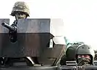 Soldados (piloto y francotirador) de un M-113 brasileño