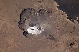 Trou au Natron visto desde el noreste; La lava de Toussidé fluye en la esquina superior derecha y Doon Kidimi en la esquina inferior derecha