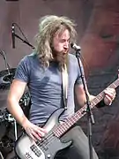 Troy Sanders Bajo y voz