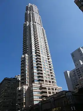 The Trump Palace Condominiums en el 200 East 69th Street Manhattan, Nueva York. El edifició fue encargado por el empresario y posteriormente presidente de los Estados Unidos Donald Trump y completado en 1991.