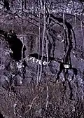 Churretes en el techo de una cueva volcánica.