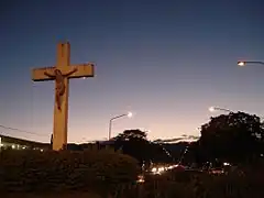 Cristo Av. Aconquija, de las principales arterias comerciales de la ciudad junto con la Av. Perón.