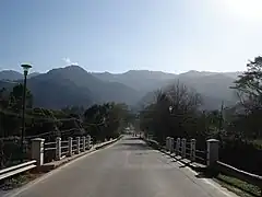 Puente de ingreso a la zona "El corte", al pie del cerro San Javier.