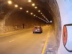 Túnel para el tránsito debajo del parque