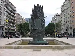 A Pau Casals (1976), de Apel·les Fenosa, avenida de Pau Casals.