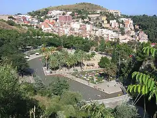 Vista del parque con el monte Carmelo al fondo