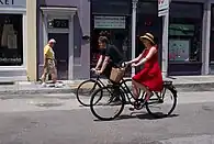 Dos ciclistas en sus roadsters en Charleston, Estados Unidos.