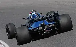 La vista trasera del Tyrrell 009 con doble horquilla.