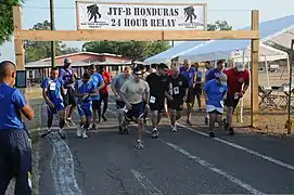 Soldados hondureños y estadounidenses durante una maratón en la base aérea.