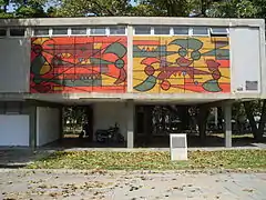 Mural de Oswaldo Vigas llamado Composición estática ubicado en el edificio del Museo. Fachada oeste, extremo sur.