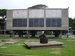 Mural de Víctor Vasarely.Título: Sophia.Año: 1954.Ubicación: Torre de enfriamiento del Aula Magna. En los jardines al suroeste del Corredor Cubierto, cerca de la Biblioteca Central.