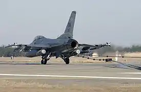 Un F-16 de la USAF engancha en el cable de parada durante unas pruebas en la Base de la Fuerza Aérea Shaw.