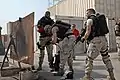 Los miembros de la tripulación de un barco de la Guardia Costera de los EE. UU. Practican técnicas de ruptura exotérmica