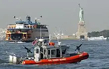 Una patrullera Clase Defender A de 25 pies del Equipo de seguridad y seguridad marítima 91106 en el Puerto de Nueva York