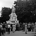 El monumento recién  erigido (17 de junio de 1953).