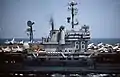 Isla del USS America a mediados de 1970, aún equipada con el radar AN/SPG-55 para los Terrier.