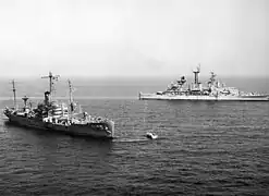 El Little Rock junto al dañado USS Liberty en junio de 1967
