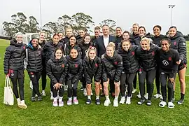 Rodman con la selección de Estados Unidos y el segundo caballero Douglas Emhoff en julio de 2023