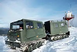 El Hägglunds Bv206 sueco con orugas de goma anchas.