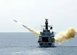 HMS Richmond (F-239) lanzando un misil AGM-84A Harpoon