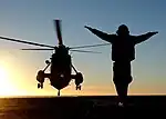 Sea King sobre el USS Ronald Reagan.