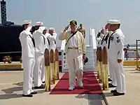 El presidente Jimmy Carter saluda a los sideboys después de partir del USS Jimmy Carter (SSN-23)