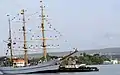 BAE Guayas rindiendo honores a los restos del USS Arizona en Pearl Harbor.