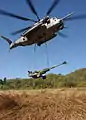 Sikorsky CH-53 Sea Stallion remolcando un obús M777