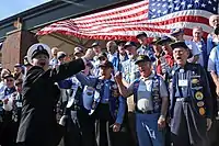 El ex suboficial principal de la armada Rick West visita a los veteranos de submarinos de la Segunda Guerra Mundial en Kings Bay.