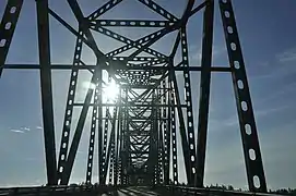 Vista de cerca de la celosía a través del puente