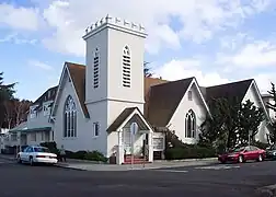 El denominado "gótico de carpintero" (carpenter gothic) en la iglesia Unitarian Universalists of San Mateo, California, 1905, con los típicos abat-sons en la torre.