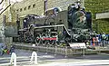 Una muestra de una locomotora a vapor frente al Museo Nacional de Ciencia de Japón