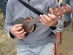 Ovación electro-ukelele acústico