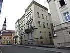 Calle Niepodległości (de la Independencia) con el ayuntamiento en el fondo