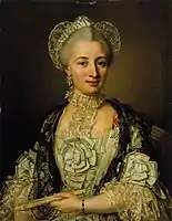 Retrato de una señora vestida con traje blanco y detalles negro, con diadema en la cabeza