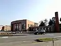 Piazza Zanella, Vigonza : en la torre cilíndrica se alza el lema "Es el arado el que traza el surco pero es la espada la que lo defiende"