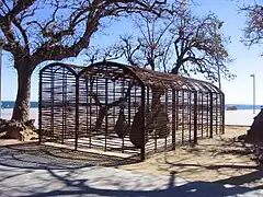 Una habitación donde siempre llueve (1992), de Juan Muñoz, plaza del Mar.