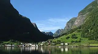 Undredal, vista desde el fiordo de Sogne.