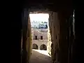 Gros plan sur une ouverture pratiquée dans le mur d'une tour du ribat.