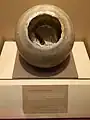 Tecomate sin terminar hecho de  alabastro en el Museo Nacional de Antropología.