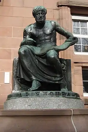 Estatua de bronce de Aristóteles en la universidad de Friburgo de Brisgovia, Alemania