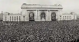 Una multitud frente a Union Station para la inauguración de 1921 del sitio Liberty Memorial.