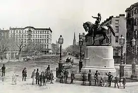 Vista de perfil de la estatua en 1870