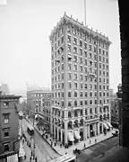 El edificio en 1906, antes de la adición de tres tramos.