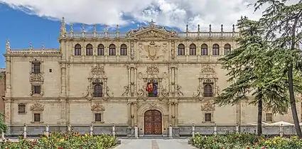 Fachada del Colegio Mayor de San Ildefonso en Alcalá de Henares (1537-1553), obra de Rodrigo Gil de Hontañón  dirigida por  Pedro de la Cotera