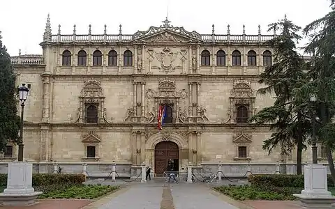 Universidad de Alcalá, fundada por Cisneros, llegó a gozar de un espectacular florecimiento. Personajes imprescindibles de la cultura española como San Ignacio de Loyola, Quevedo o Jovellanos asistieron a ella. Tras la desamortización se trasladó a Madrid, con lo que la ciudad pasó a ser un fantasmal escenario de conventos y cuarteles, hasta su segunda refundación en los años setenta del siglo XX