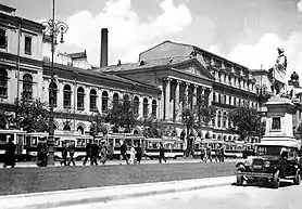 Edificio principal de la universidad durante el período de entreguerras.